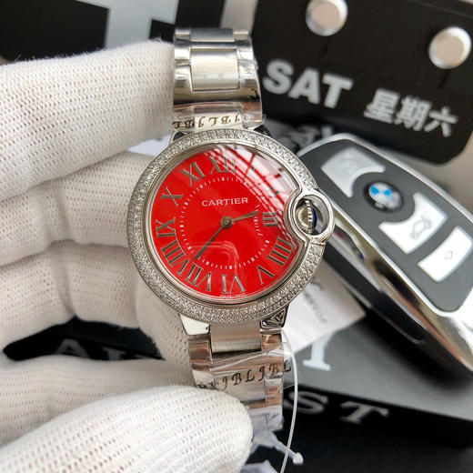    卡地亚 蓝气球系列高版本【钻圈款】 
中号33mm 女士腕表，316L精钢表壳，鱼眼蓝宝石镜面，瑞士石英机芯 316L精钢表带 原装双按折叠扣 认准独家品质 商品图3