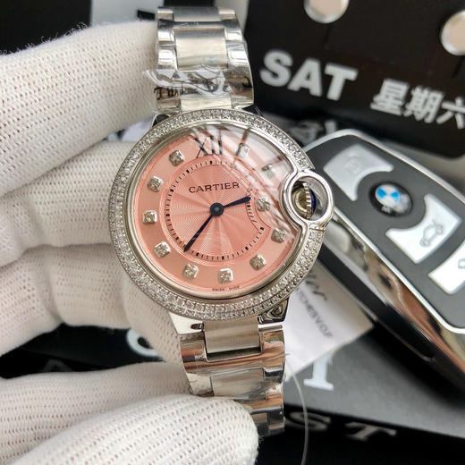    卡地亚 蓝气球系列高版本【钻圈款】 
中号33mm 女士腕表，316L精钢表壳，鱼眼蓝宝石镜面，瑞士石英机芯 316L精钢表带 原装双按折叠扣 认准独家品质 商品图2