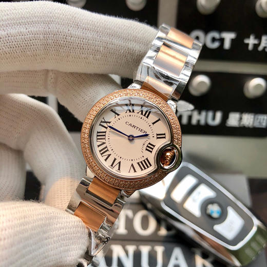    卡地亚 蓝气球系列高版本【钻圈间玫金款】小号28mm 316L精钢表壳，鱼眼蓝宝石镜面，瑞士石英机芯 316L精钢表带 原装双按折叠扣 认准独家品质 商品图2