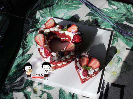    心形红丝绒蛋糕 水果根据应季水果搭配所有奶油蛋糕胚都可以替换为红丝绒 如需更换请联系客服修改订单价格  商品图1