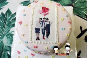     下单前请仔细阅读商品详情 照片蛋糕 tfboy 更换照片 请私信客服  如需增加或者修改文字 请下单备注