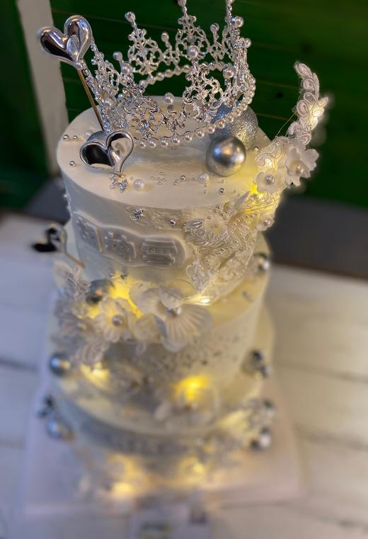 下单前请仔细阅读商品详情 三层 皇冠蛋糕 翻糖克字  如需增加或者修改文字 请下单备注 商品图0