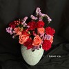 【送给自己的女王节】艳粉玫瑰5 红色康乃馨5 红豆2 红色洋牡丹2朵 送勿忘我 商品缩略图0