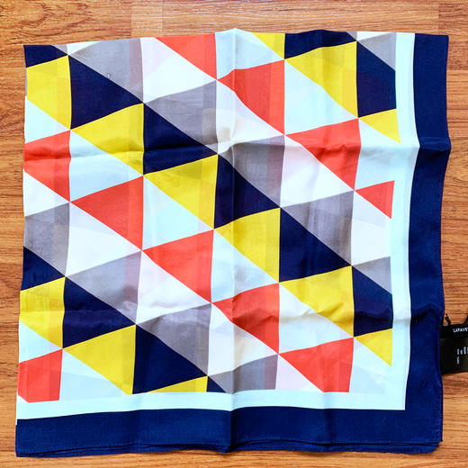 外贸余款 出口老佛爷百货 桑蚕丝（电力纺）时尚印花方巾 F157 F158 商品图3