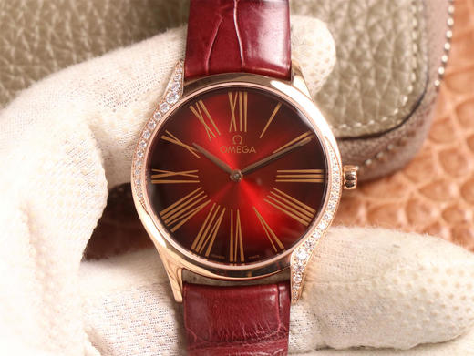 WWF欧mi茄碟飞系列，正品开模保证所有细节复原正品，所有配件%100与正品通用，美洲鳄鱼皮带，瑞士原装机芯，施华诺钻石，女士腕表，皮表带，石英机芯，密底。 商品图0