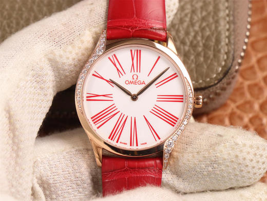 WWF欧mi茄碟飞系列，正品开模保证所有细节复原正品，所有配件%100与正品通用，美洲鳄鱼皮带，瑞士原装机芯，施华诺钻石，女士腕表，皮表带，石英机芯，密底。 商品图0