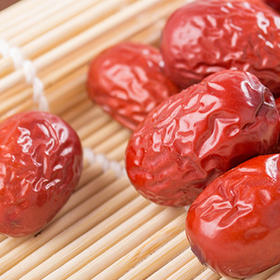  喝冰川雪水长大的若羌红枣，每天几颗它，气色红润，人一天比一天精神~ 