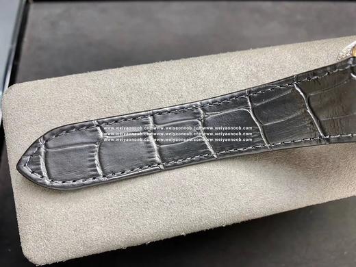 V6 卡地亚山度士桑托斯100周年！2824机芯，42mm，一款深得正品精髓的腕表！真心美呆了，亲，认准细节，把头的蓝色水晶是人工镶嵌的，不是用胶水粘的，水晶颜色深蓝色，不是浅蓝色，圈口8个螺丝均是可 商品图6