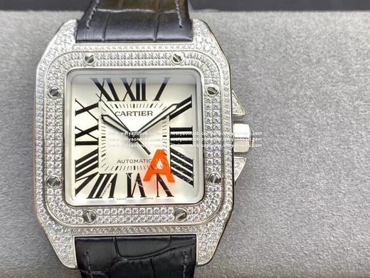 V6 卡地亚山度士桑托斯100周年！2824机芯，42mm，一款深得正品精髓的腕表！真心美呆了，亲，认准细节，把头的蓝色水晶是人工镶嵌的，不是用胶水粘的，水晶颜色深蓝色，不是浅蓝色，圈口8个螺丝均是可 商品图0