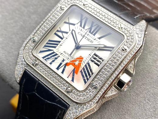 V6 卡地亚山度士桑托斯100周年！2824机芯，42mm，一款深得正品精髓的腕表！真心美呆了，亲，认准细节，把头的蓝色水晶是人工镶嵌的，不是用胶水粘的，水晶颜色深蓝色，不是浅蓝色，圈口8个螺丝均是可 商品图2