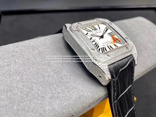 V6 卡地亚山度士桑托斯100周年！2824机芯，42mm，一款深得正品精髓的腕表！真心美呆了，亲，认准细节，把头的蓝色水晶是人工镶嵌的，不是用胶水粘的，水晶颜色深蓝色，不是浅蓝色，圈口8个螺丝均是可 商品图8