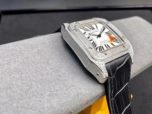 V6 卡地亚山度士桑托斯100周年！2824机芯，42mm，一款深得正品精髓的腕表！真心美呆了，亲，认准细节，把头的蓝色水晶是人工镶嵌的，不是用胶水粘的，水晶颜色深蓝色，不是浅蓝色，圈口8个螺丝均是可 商品图13