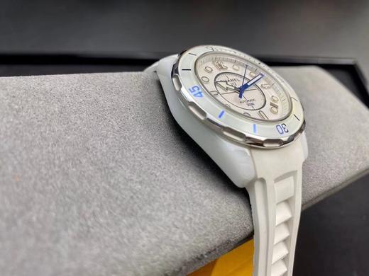 FR 香奈儿J12系列H2560腕表，38mm。率性登场【表壳】采用与原厂同样的高科技精密陶瓷打造。颜色，光泽和重量能百分百吻合原装。高科技陶瓷不仅质地轻，硬度高。还具有恒温的特性，可吸收人体体表温度 商品图13