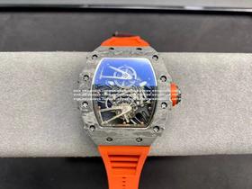 理查德米勒【RICHARD MILLE RM27-02 将碳纤维与石英纤维融合而研发出创新材质，用于表壳制作，具有防磁抗碰撞超轻便等特性， 且色彩鲜明润饰，层次纹理复古粗犷。镂空机芯一体设计，齿轮飞驰