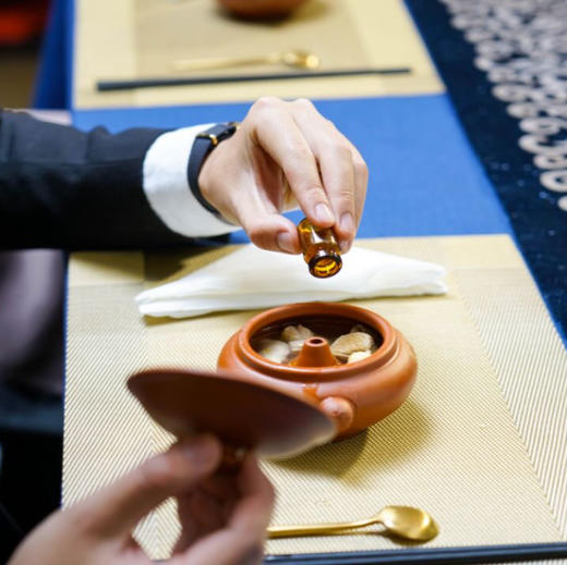 云南 松茸提取物1g/瓶*12瓶/盒 可放入粥 汤 饮品等食用 增味提鲜 丰富营养 也可加50ml温开水直接饮用 商品图5