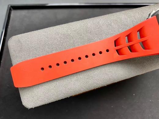 KV厂 升级版 理查德米尔RM011系列爆款.RM11绝对是让人耳目一新的一款杰作！1：表壳运用与正品一致的NTPT碳纤维特别材科！由多层平行细丝构成，细丝则由碳纤维分离到这些厚度然后经过特殊机器织成 商品图9