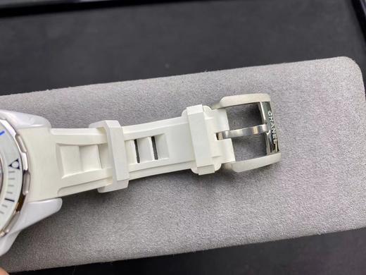 FR 香奈儿J12系列H2560腕表，38mm。率性登场【表壳】采用与原厂同样的高科技精密陶瓷打造。颜色，光泽和重量能百分百吻合原装。高科技陶瓷不仅质地轻，硬度高。还具有恒温的特性，可吸收人体体表温度 商品图10