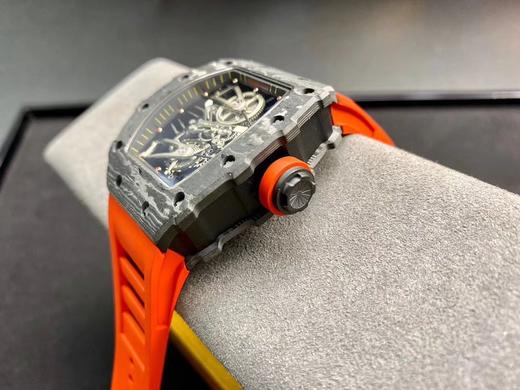 理查德米勒【RICHARD MILLE RM27-02 将碳纤维与石英纤维融合而研发出创新材质，用于表壳制作，具有防磁抗碰撞超轻便等特性， 且色彩鲜明润饰，层次纹理复古粗犷。镂空机芯一体设计，齿轮飞驰 商品图12