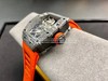 理查德米勒【RICHARD MILLE RM27-02 将碳纤维与石英纤维融合而研发出创新材质，用于表壳制作，具有防磁抗碰撞超轻便等特性， 且色彩鲜明润饰，层次纹理复古粗犷。镂空机芯一体设计，齿轮飞驰 商品缩略图4