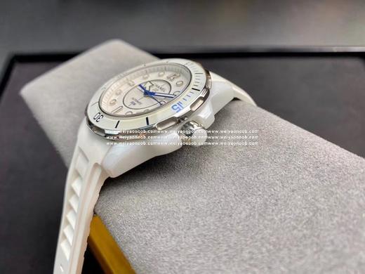 FR 香奈儿J12系列H2560腕表，38mm。率性登场【表壳】采用与原厂同样的高科技精密陶瓷打造。颜色，光泽和重量能百分百吻合原装。高科技陶瓷不仅质地轻，硬度高。还具有恒温的特性，可吸收人体体表温度 商品图5