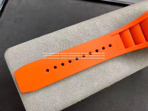 理查德米勒【RICHARD MILLE RM27-02 将碳纤维与石英纤维融合而研发出创新材质，用于表壳制作，具有防磁抗碰撞超轻便等特性， 且色彩鲜明润饰，层次纹理复古粗犷。镂空机芯一体设计，齿轮飞驰 商品图6