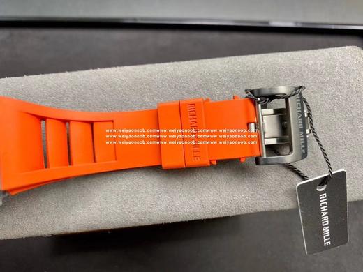 理查德米勒【RICHARD MILLE RM27-02 将碳纤维与石英纤维融合而研发出创新材质，用于表壳制作，具有防磁抗碰撞超轻便等特性， 且色彩鲜明润饰，层次纹理复古粗犷。镂空机芯一体设计，齿轮飞驰 商品图7
