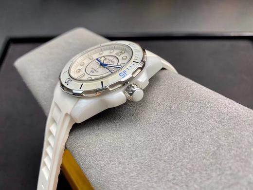 FR 香奈儿J12系列H2560腕表，38mm。率性登场【表壳】采用与原厂同样的高科技精密陶瓷打造。颜色，光泽和重量能百分百吻合原装。高科技陶瓷不仅质地轻，硬度高。还具有恒温的特性，可吸收人体体表温度 商品图12