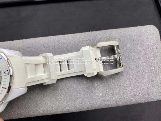 FR 香奈儿J12系列H2560腕表，38mm。率性登场【表壳】采用与原厂同样的高科技精密陶瓷打造。颜色，光泽和重量能百分百吻合原装。高科技陶瓷不仅质地轻，硬度高。还具有恒温的特性，可吸收人体体表温度 商品图7