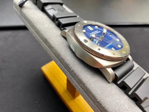 2020VS新品：PAM692 深邃墨水骚蓝，低调不张扬！鲜艳脱跳logo层次感十足，双色夜光指针，读取更清晰。钛金属表壳轻盈防过敏。预定赠送定制织物带一副。 商品图13