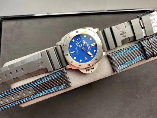 2020VS新品：PAM692 深邃墨水骚蓝，低调不张扬！鲜艳脱跳logo层次感十足，双色夜光指针，读取更清晰。钛金属表壳轻盈防过敏。预定赠送定制织物带一副。 商品图10