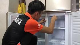 家电清洗现场💪服务师正在对冰箱进行除冰