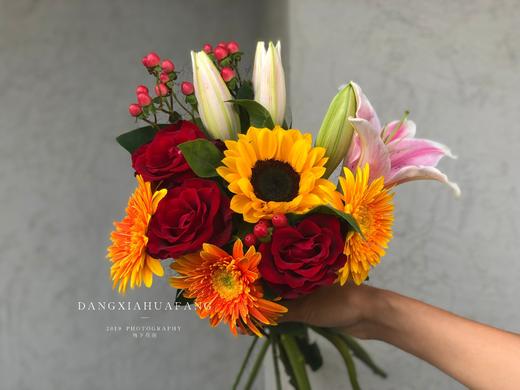 【有你的春天】粉色百合4朵  红玫瑰3 向日葵1 橙色拉丝菊3 红豆1 商品图2