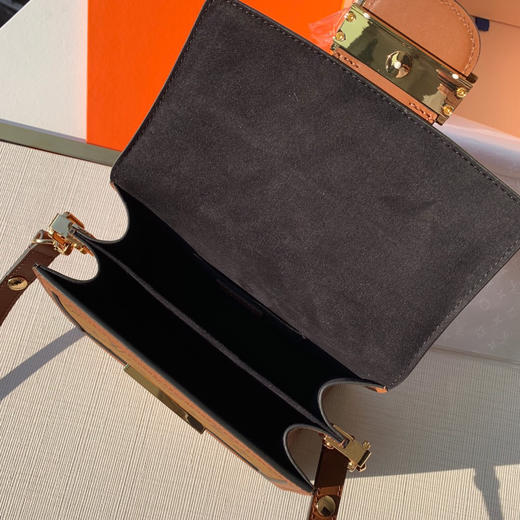 原单LV 达芙妮 Nicolas Ghesquière 于 2019 年春夏季推出全新 Mini M44580-黄花Dauphine 手袋迷你设计融合 商品图4