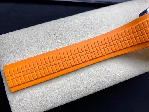 YL 百达翡丽Aquanaut系列 腕表型号：5968A-001）42.2毫米不锈钢表壳 计时指针、精确至四分之一秒的外缘轨道式刻度、60 分钟累积计时器 以不锈钢材质的外壳，与橙色橡胶表带相搭，充满 商品图9