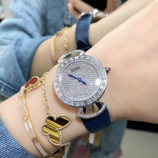 Bvlgari 宝格丽 镶嵌奢侈T形钻 满天星
奢华品质 采用意大利娟丝小牛皮 商品图0