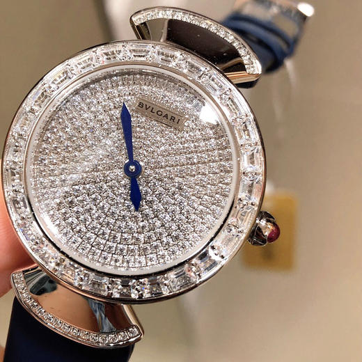 Bvlgari 宝格丽 镶嵌奢侈T形钻 满天星
奢华品质 采用意大利娟丝小牛皮 商品图5