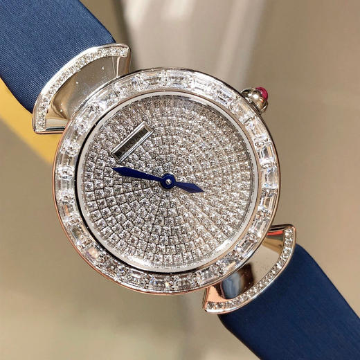 Bvlgari 宝格丽 镶嵌奢侈T形钻 满天星
奢华品质 采用意大利娟丝小牛皮 商品图4