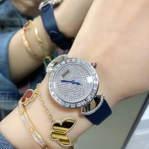 Bvlgari 宝格丽 镶嵌奢侈T形钻 满天星
奢华品质 采用意大利娟丝小牛皮 商品图1