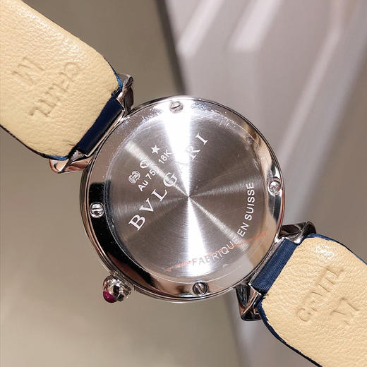 Bvlgari 宝格丽 镶嵌奢侈T形钻 满天星
奢华品质 采用意大利娟丝小牛皮 商品图6