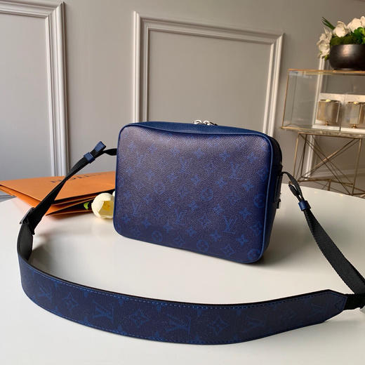 春季特惠💰780 原单品质  M30242 OUTDOOR 邮差包路易威登以 Taïga 皮革与 Monogram 帆布的交融迎接 2019 年春夏 商品图1