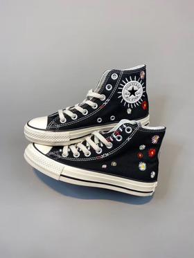 Converse All Star 花卉刺绣 logo处的太阳花刺绣以及鞋身和鞋舌处多处刺绣元素相结合 原厂硫化工艺 QA品质检验管控标准
