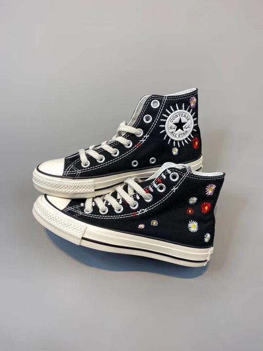 Converse All Star 花卉刺绣 logo处的太阳花刺绣以及鞋身和鞋舌处多处刺绣元素相结合 原厂硫化工艺 QA品质检验管控标准 商品图0