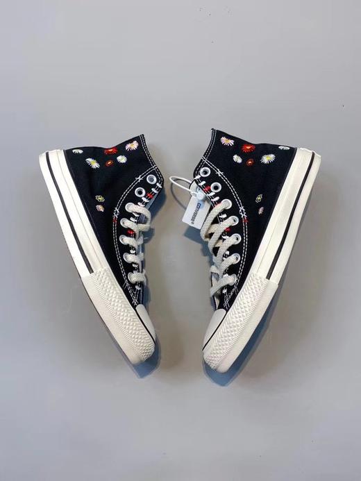Converse All Star 花卉刺绣 logo处的太阳花刺绣以及鞋身和鞋舌处多处刺绣元素相结合 原厂硫化工艺 QA品质检验管控标准 商品图1