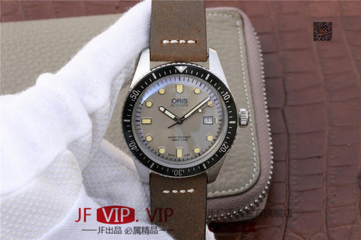ZZ 豪 li 时(Oris)适时回归，推出Oris Divers Sixty-Five潜水表，再现50年前首次推出的标志性潜水表系列。 男士腕表，自动机械机芯，皮表带，密底 商品图1