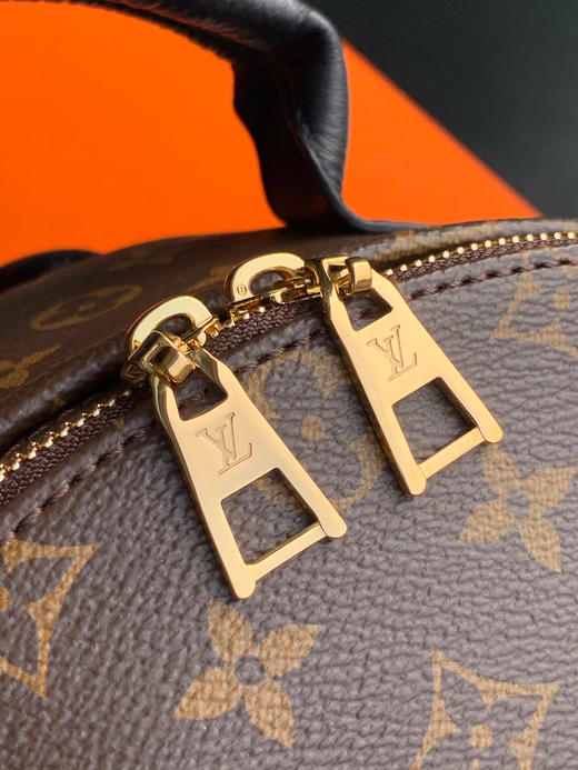 春季特惠💰820 新版原单品质 LV M44874 🌱老花 MONOGRAM BACKPACK 中号双背包，早春系列时装展大放异彩的此款背包风格个性时尚,功能性极强 商品图5