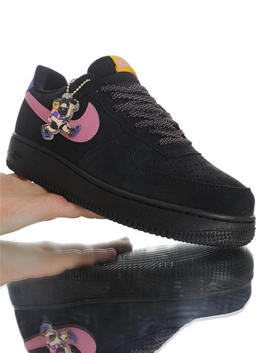 耐克Nike Air Force 1 Low  台丝光翻毛皮拼接尼龙布材质鞋面 内置全掌AirSole气垫 空军一号运动板鞋 麂皮黑粉紫 商品图3