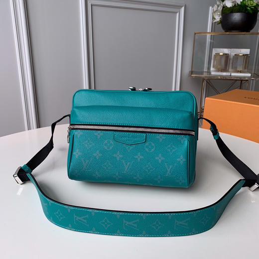 春季特惠💰780 原单品质 LV M30241 OUTDOOR 邮差包路易威登以 Taïga 皮革与 Monogram 帆布的交融迎接 2019 年春夏 商品图0
