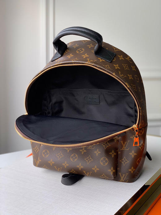 春季特惠💰820 新版原单品质 LV M44874 🌱老花 MONOGRAM BACKPACK 中号双背包，早春系列时装展大放异彩的此款背包风格个性时尚,功能性极强 商品图6