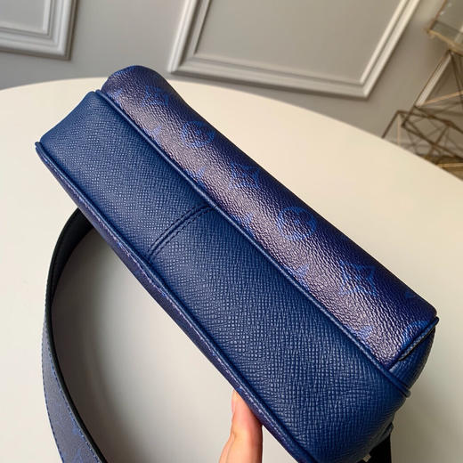 春季特惠💰780 原单品质  M30242 OUTDOOR 邮差包路易威登以 Taïga 皮革与 Monogram 帆布的交融迎接 2019 年春夏 商品图3