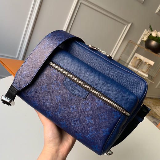 春季特惠💰780 原单品质  M30242 OUTDOOR 邮差包路易威登以 Taïga 皮革与 Monogram 帆布的交融迎接 2019 年春夏 商品图0